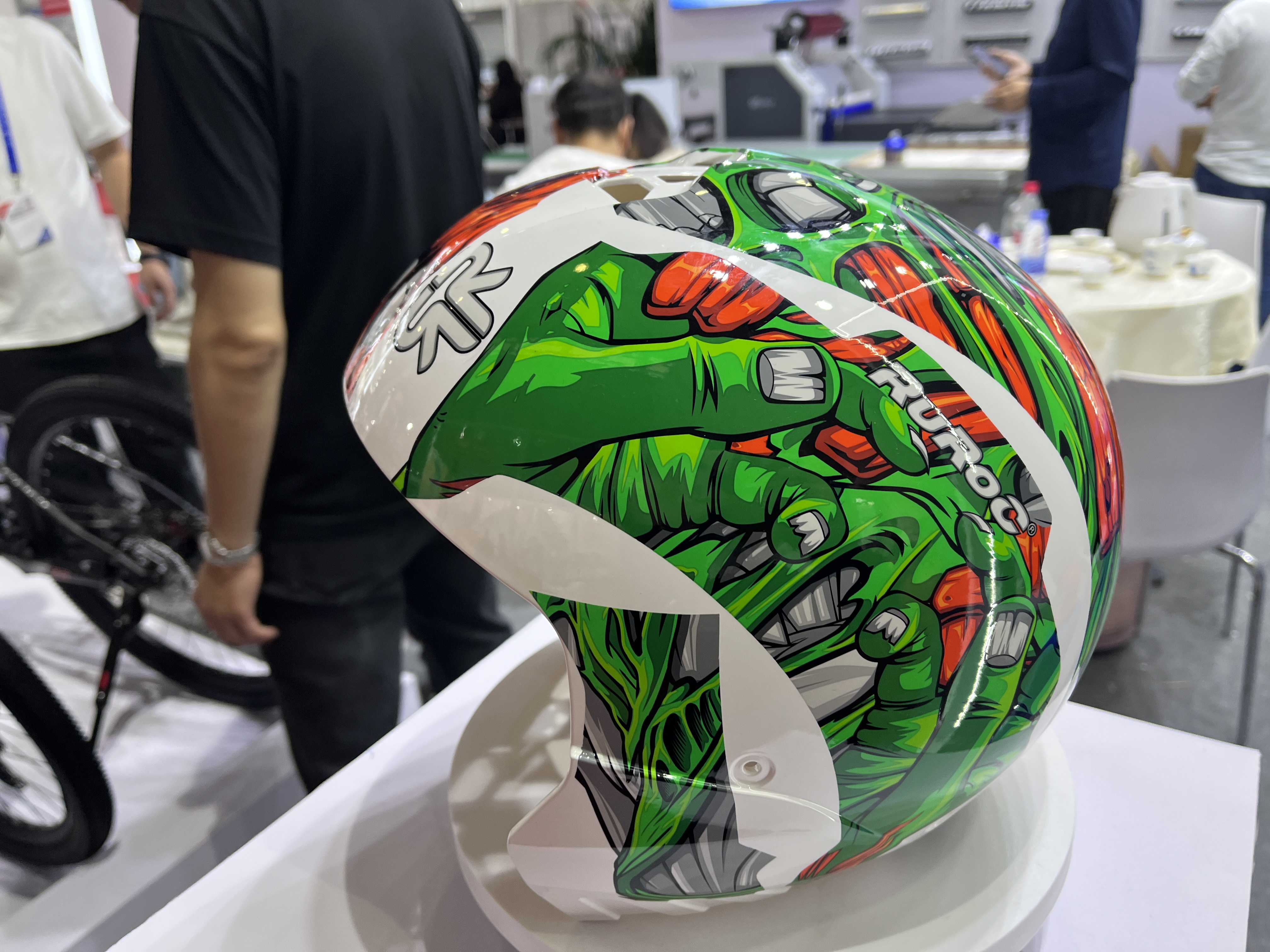 हेल्मेटवर शाई वापरली